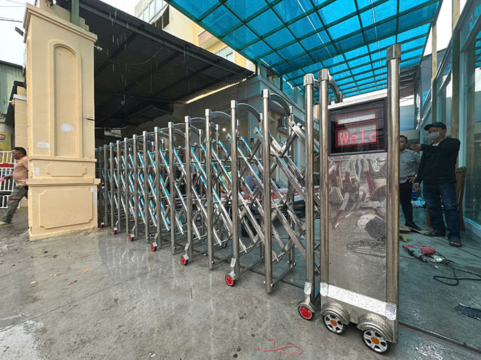 thi công cổng xếp tự động giá rẻ